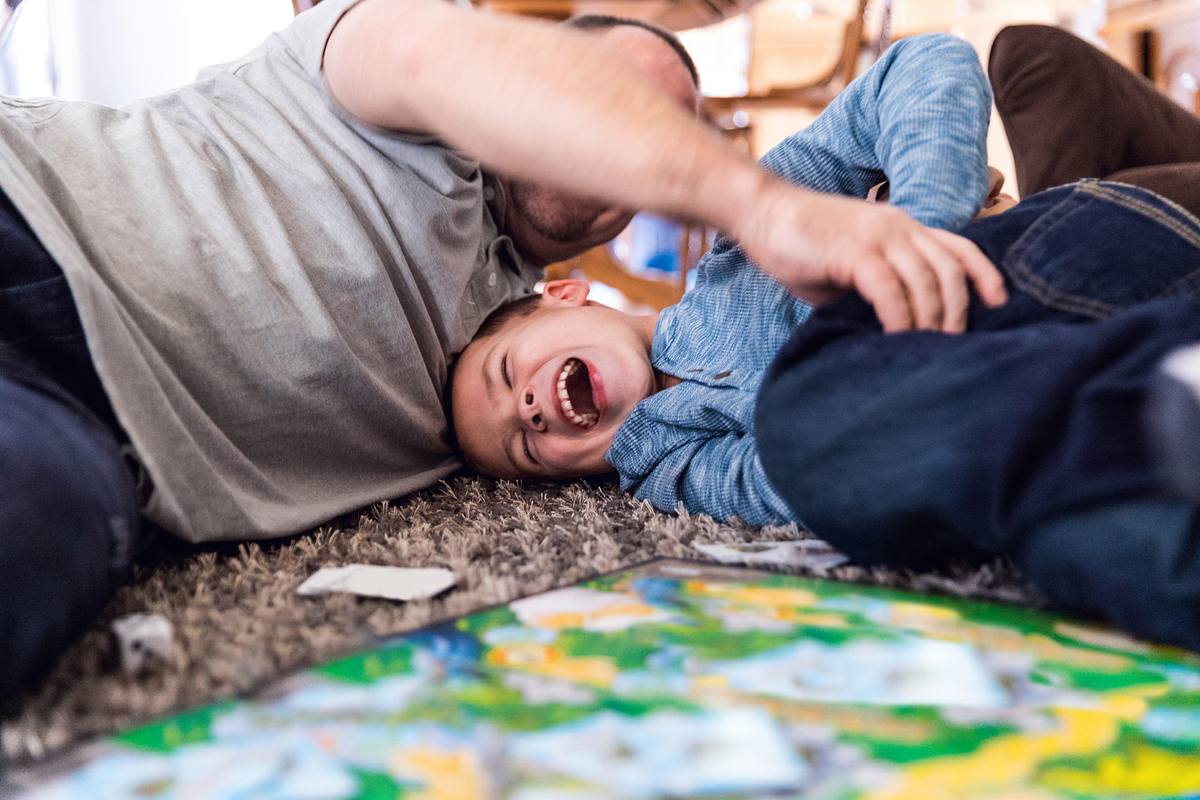 Vater und Sohn haben Spaß beim Spielen