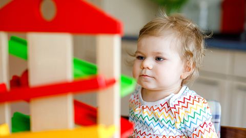 Mädchen spielt mit Spielcenter fürs Baby - Foto: Getty Images/iStockphoto