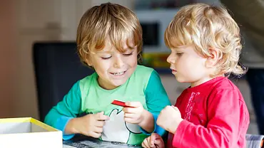 spiele ab 4 jahren - Foto: iStock/romrodinka spiele ab 4 jahren - Foto: iStock/romrodinka