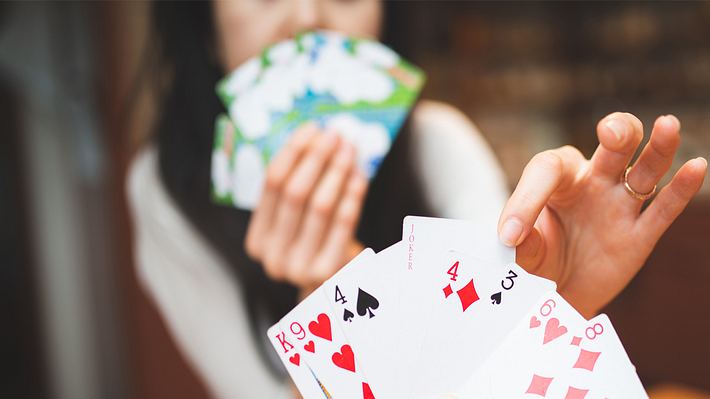 Spiele für 2 Personen: Die besten Spiele für Pärchen, Freunde und Co - Foto: Hakase_/iStock