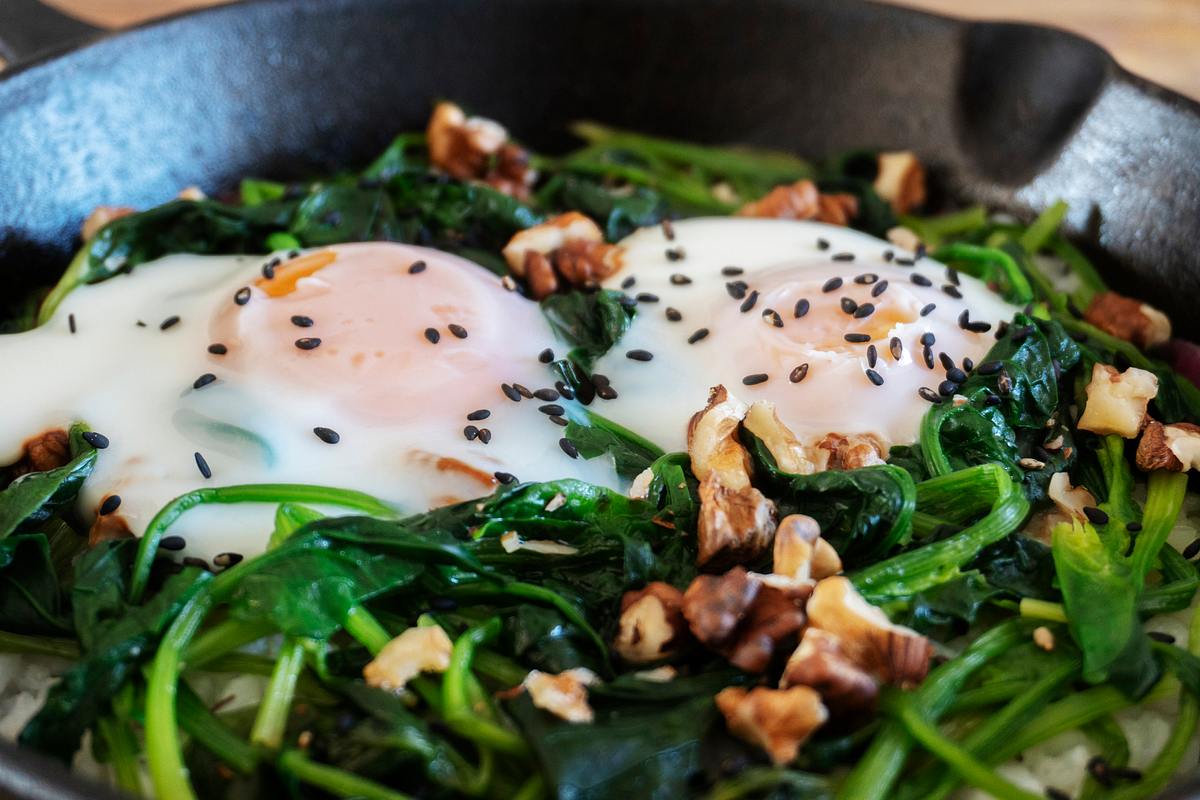 Spinatpfanne mit Spiegelei: Ein einfaches Frühstück ohne Kohlenhydrate