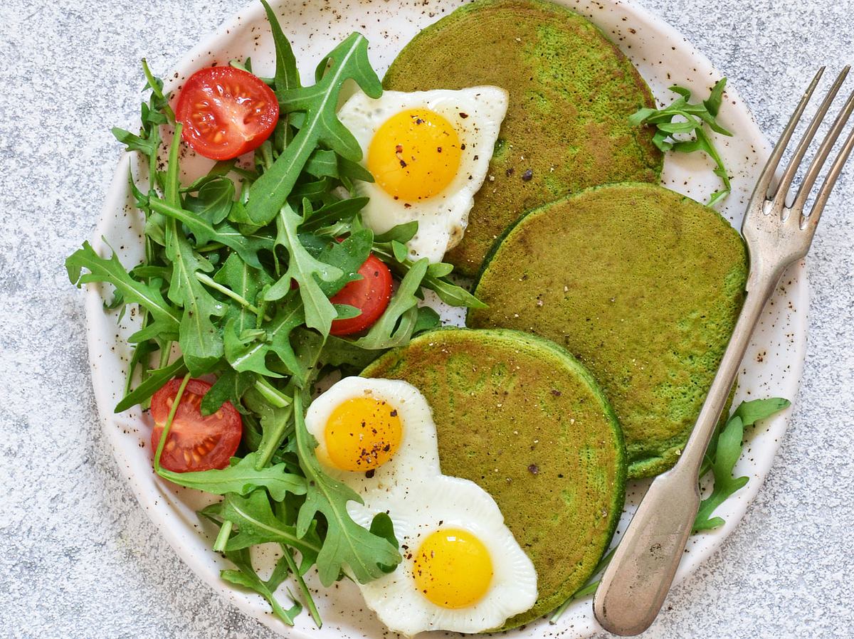 Spinatpfannkuchen schmecken sehr gut mit Spiegeleiern.