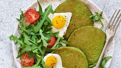 Spinatpfannkuchen schmecken sehr gut mit Spiegeleiern. - Foto: iStock/zefirchik06