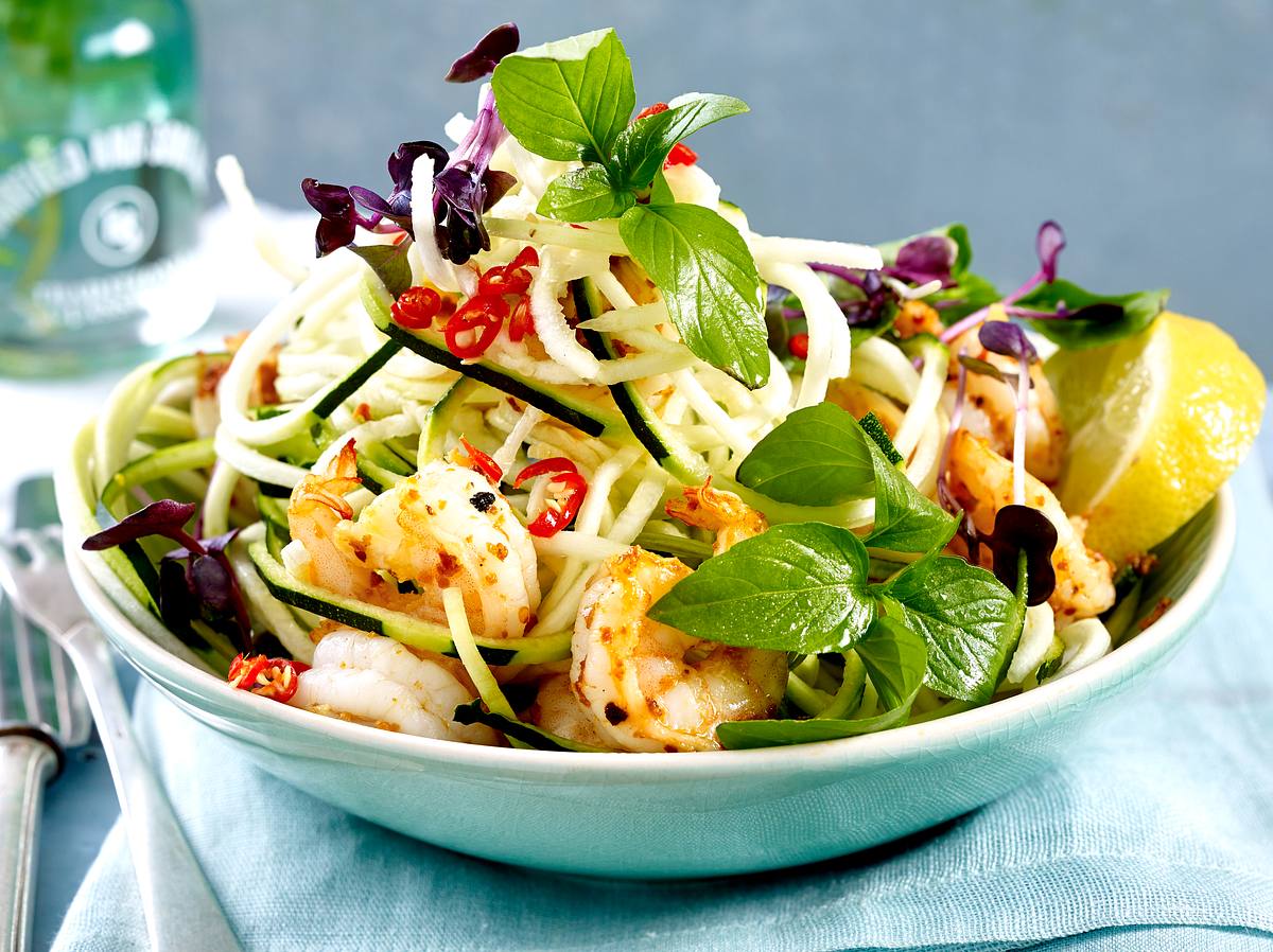 Spiralschneider Rezept: Salat mit Zucchini und Garnelen