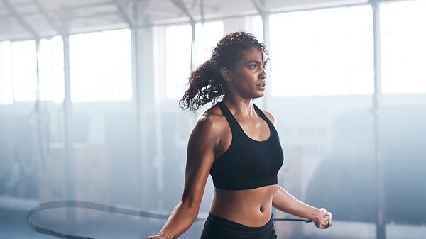 Wer sein Training an seinen Menstruations-Zyklus anpasst, kann optimaler Sport treiben: Alles, was du wissen musst. - Foto: Hiraman / iStock