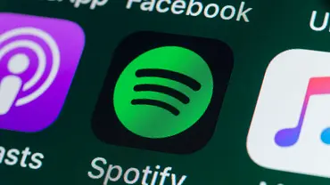Spotify-App-Symbol umgeben von weiteren Symbolen auf Smartphonebildschirm - Foto: iStock/stockcam Spotify-App-Symbol umgeben von weiteren Symbolen auf Smartphonebildschirm - Foto: iStock/stockcam