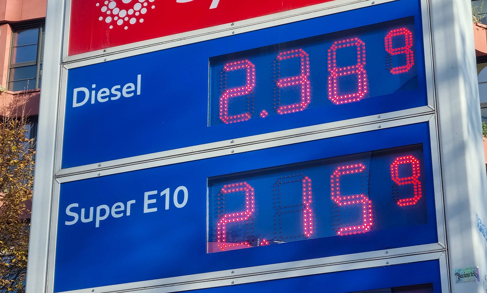 ADAC schlägt Alarm! Sprit wird teurer und teurer | Wunderweib