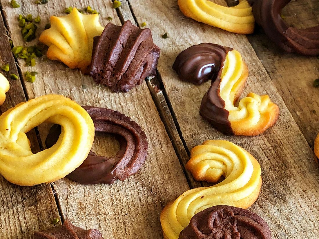 Spritzgebäck ohne Zucker: Schokoladig-knusprige Plätzchen Spritzgebäck ohne Zucker: Schokoladig-knusprige Plätzchen