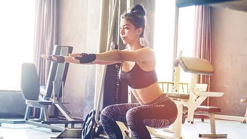 Squats: Workout für Beine, Po und Bauch - Foto: iStock/ SARINYAPINNGAM