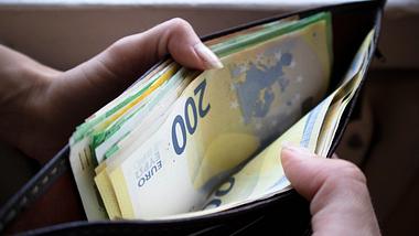 200 Euro zum Geburtstag: Staat verschenkt Geld! (Themenbild) - Foto: BUKET TOPAL/iStock