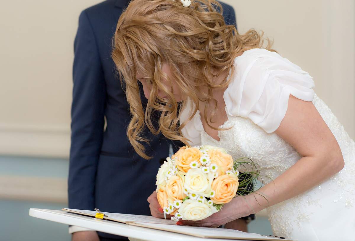 Elegantes Brautkleid beim Standesamt