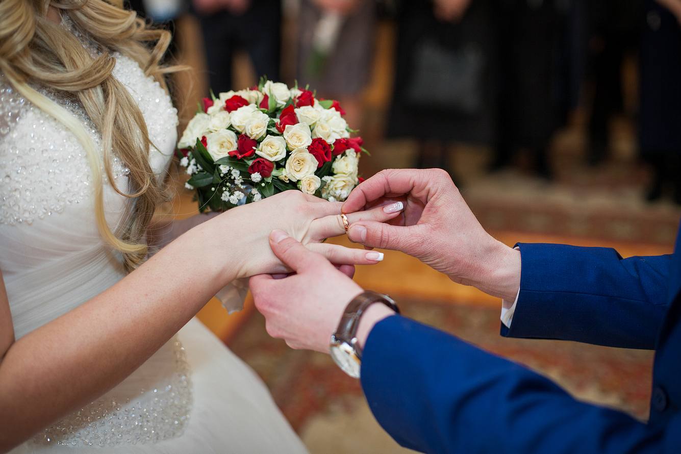 Brautkleid bei der standesamtlichen Trauung Standesamtliche Trauung
