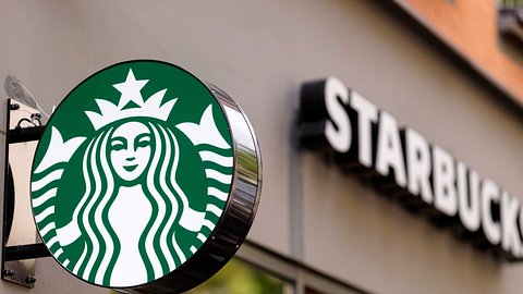 Starbucks-Mitarbeiter verweigert Kundin den Eintritt - und bekommt 90.000 Dollar Trinkgeld - Foto: Imago Images
