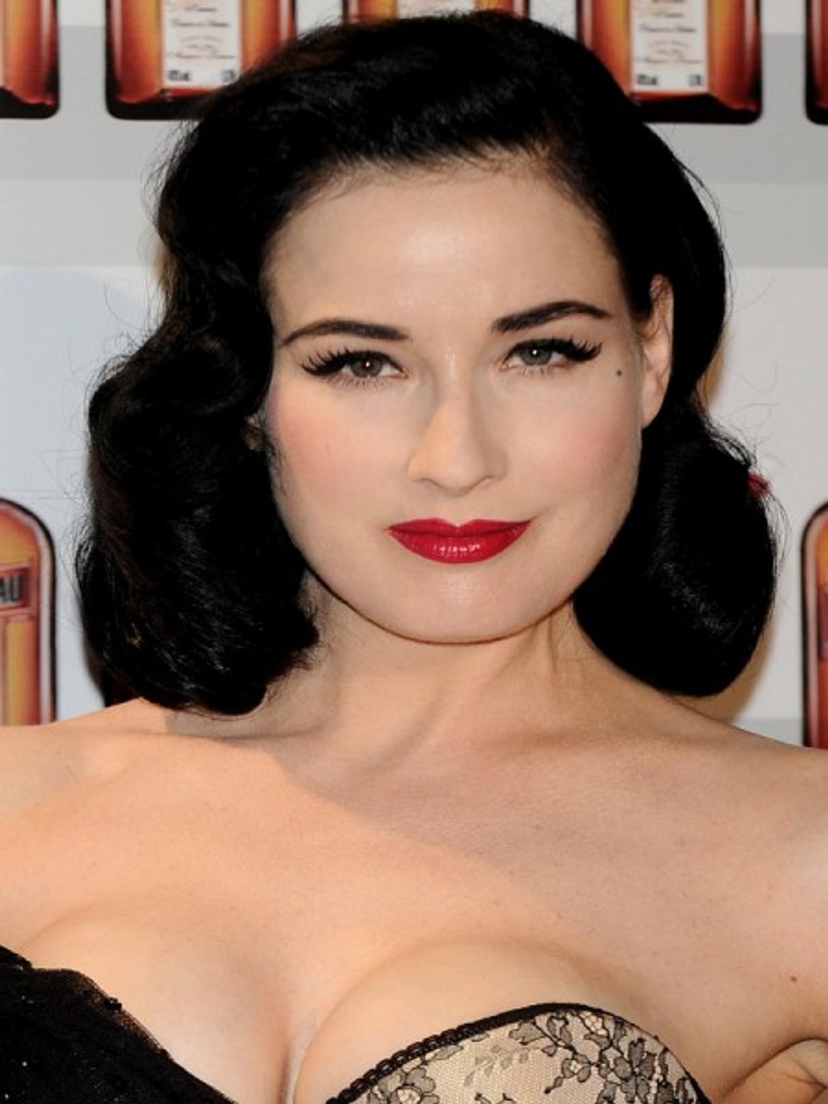 stars mit quetsch dekollete dita von teese