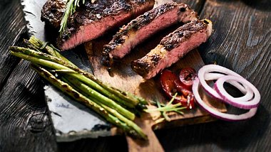 Ein Steak medium zu braten ist zwar schwieriger als durch - aber um einiges gesünder. - Foto: Olivia / iStock