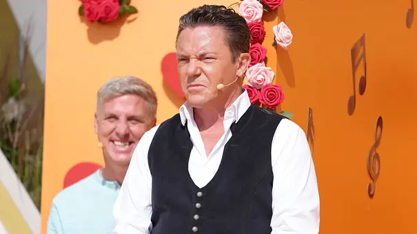 Stefan Mross macht ein unglückliches Gesicht. - Foto: IMAGO / HOFER