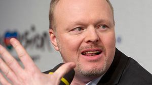 Stefan Raab lächelt bei einer Pressekonferenz in die Kamera.  - Foto:  IMAGO / Sven Simon