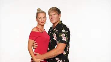 Steff Jerkel und Peggy Jerofke stehen Arm in Arm und blicken in die Kamera. - Foto: Action Press