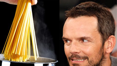 Steffen Henssler warnt: Diesen Fehler beim Nudelkochen machen wir alle! - Foto: Creativ Studio Heinemann/Getty Images (links) & IMAGO / Future Image (rechts), Collage: Wunderweib Redaktion