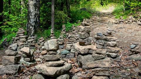 Bitte hört auf Steine in der Wildnis zu stapeln - die Folgen sind fatal - Foto: Imago Images
