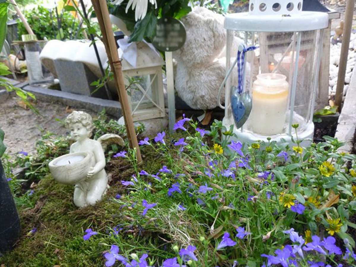 Garten der Sternenkinder auf dem Friedhof „Alter St. Matthäus“ in Berlin – Kindergräber werden hier liebevoll und bunt gestaltet.