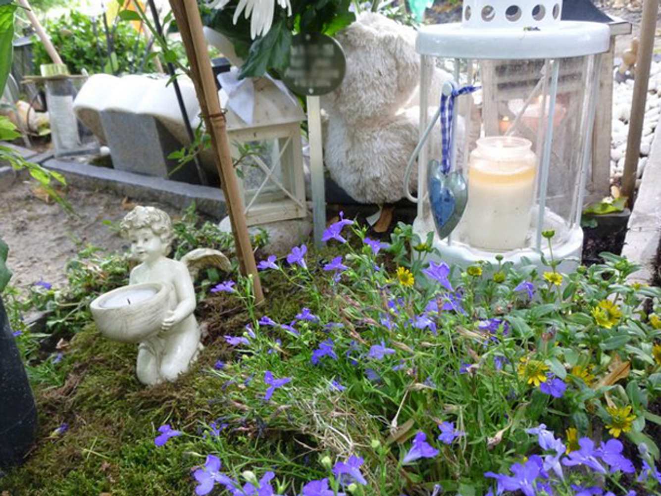Garten der Sternenkinder auf dem Friedhof „Alter St. Matthäus“ in Berlin – Kindergräber werden hier liebevoll und bunt gestaltet. Garten der Sternenkinder auf dem Friedhof „Alter St. Matthäus“ in Berlin – Kindergräber werden hier liebevoll und bunt gestaltet.