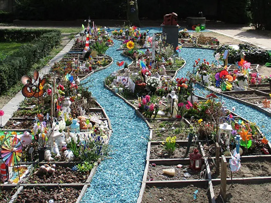 Garten der Sternenkinder auf dem Friedhof „Alter St. Matthäus“ in Berlin Garten der Sternenkinder auf dem Friedhof „Alter St. Matthäus“ in Berlin