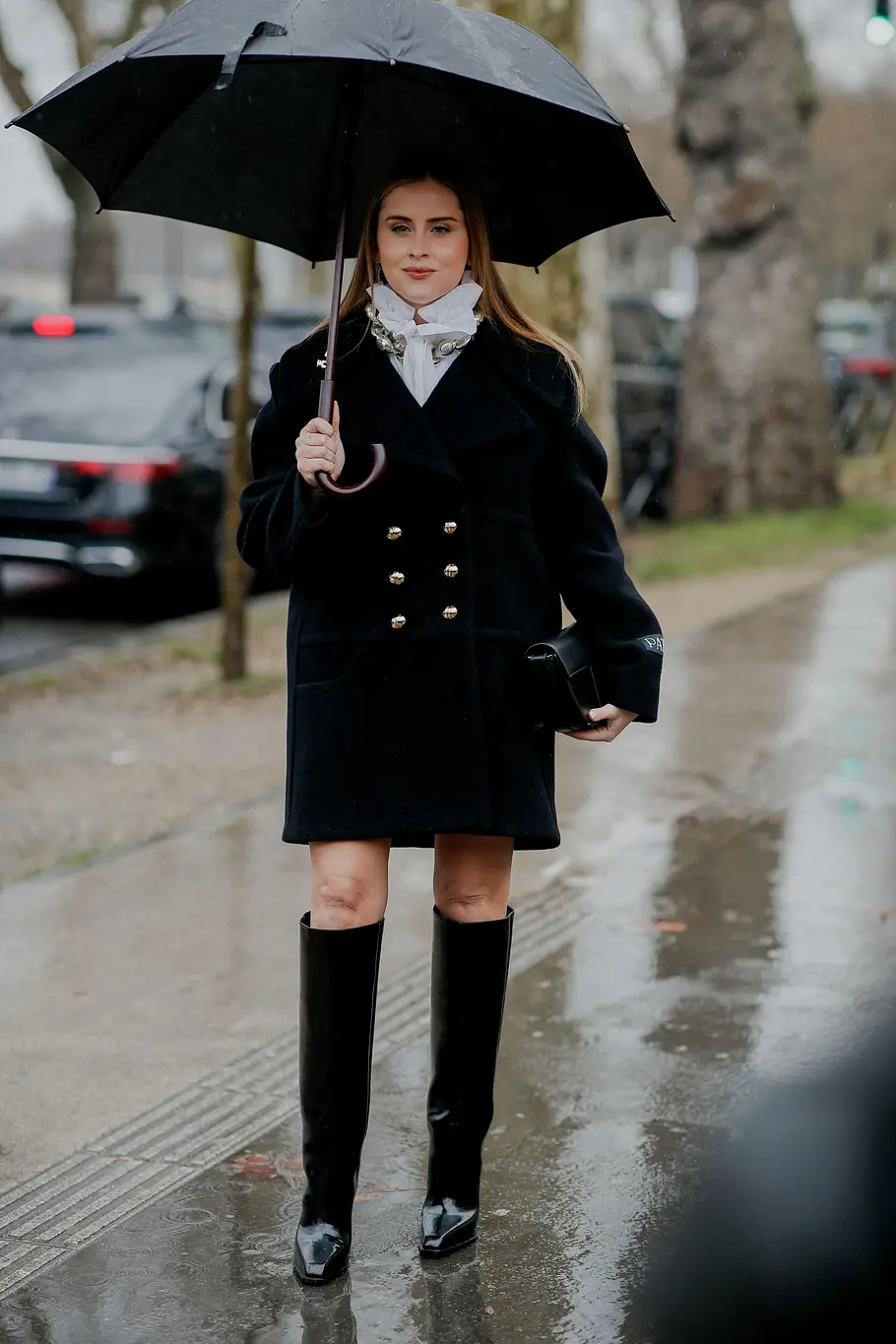Stiefel-Trend 2026: Kniehohe Stiefel an einer Frau auf der Straße