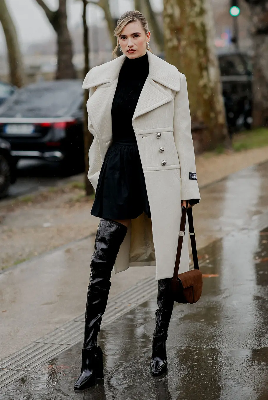 Stiefel-Trends 2026: Schwarze Overknee-Stiefel an einer Frau auf der Straße