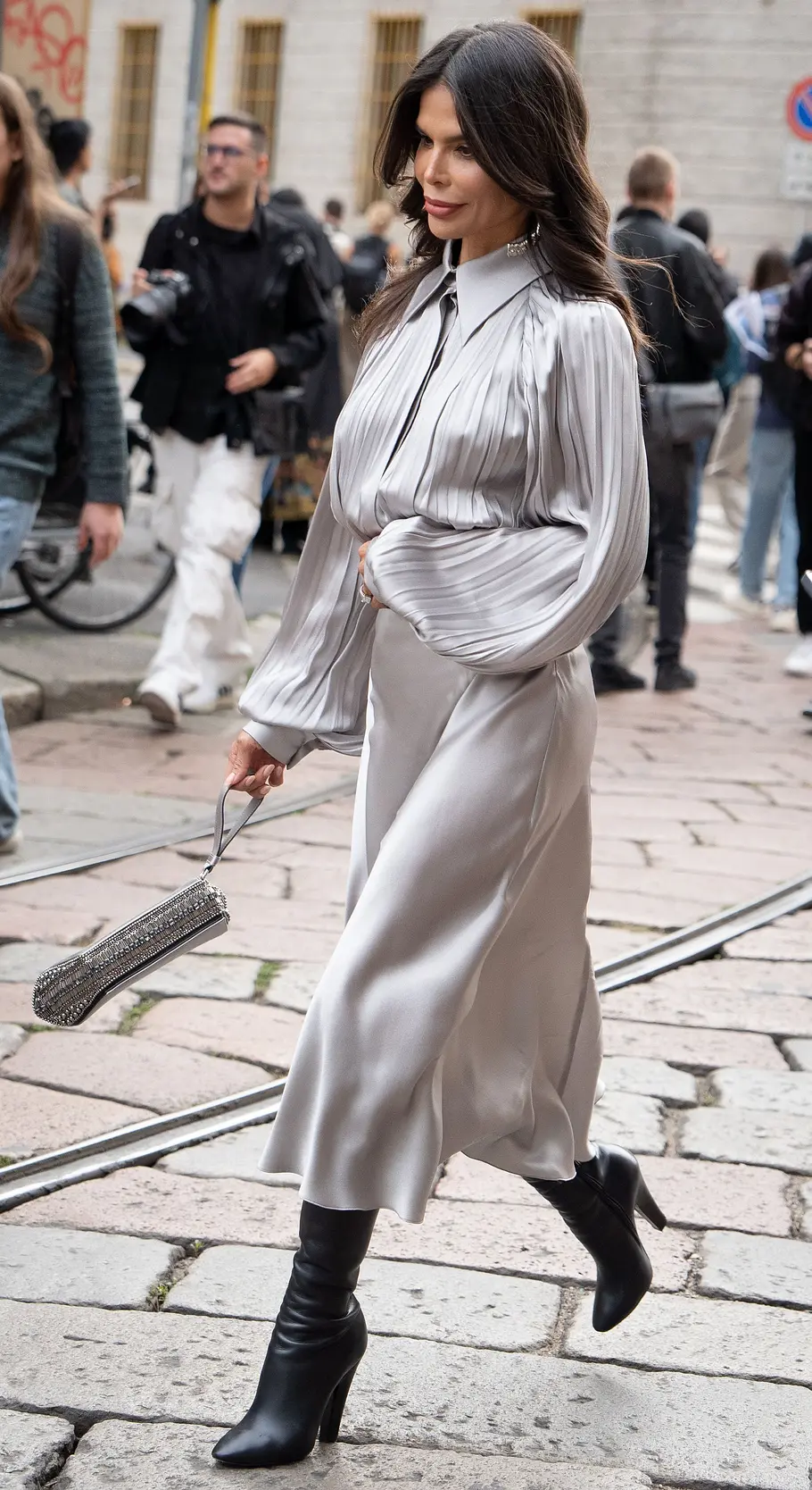 Stiefel-Trends 2026: Spitze Stiefel an einer Frau auf der Straße