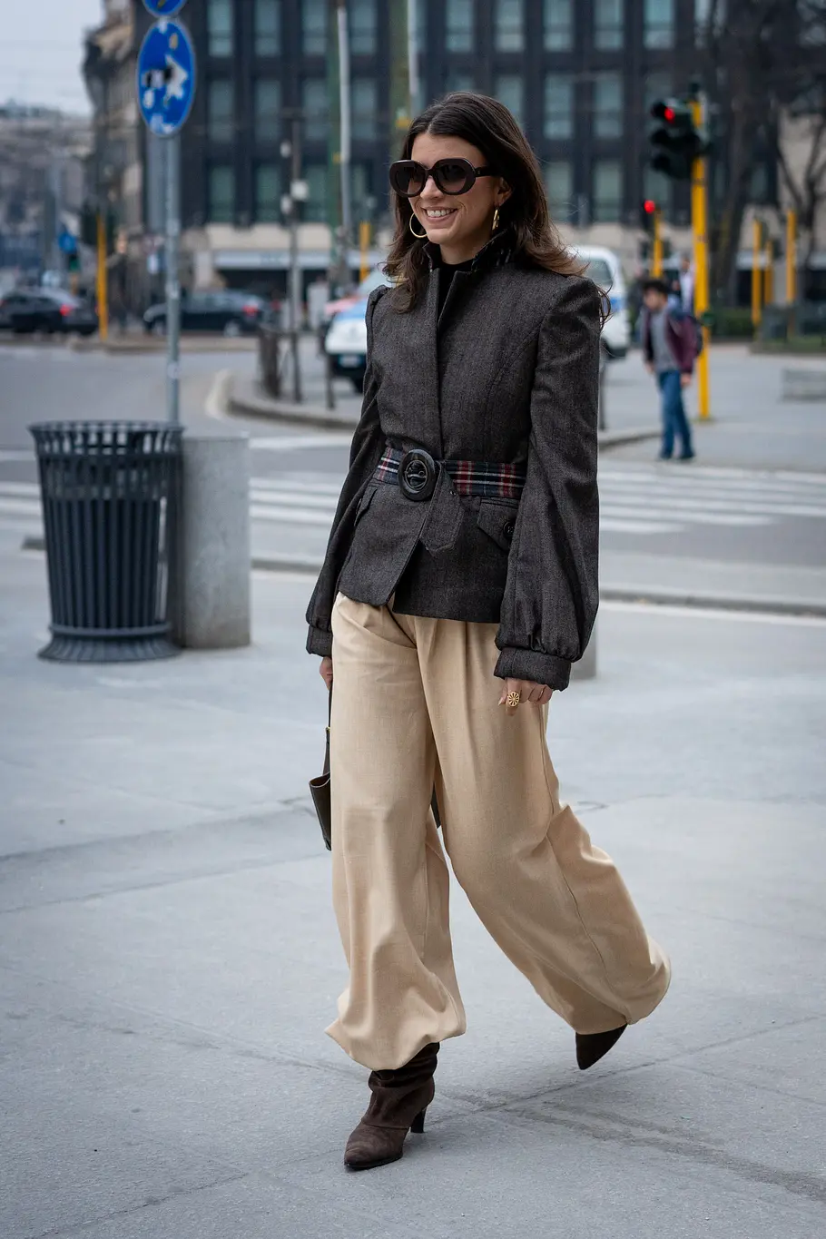 Stiefel-Trends 2026: Braune Wildleder-Stiefel an einer Frau auf der Straße