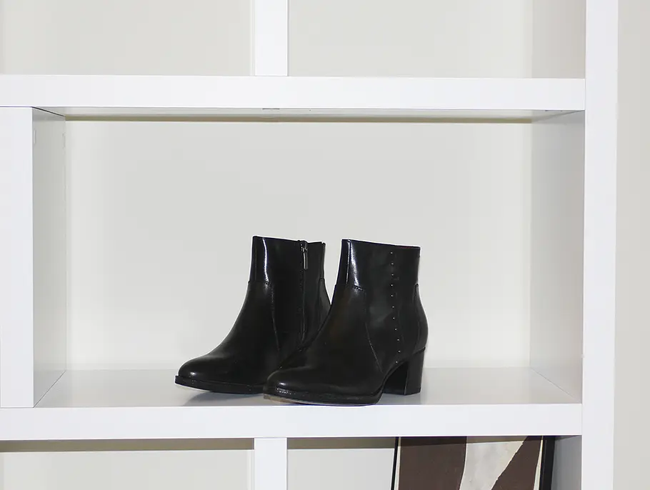 Schwarze Stiefeletten zum Kleid von Tamaris.