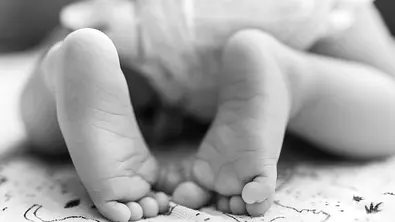Ein Vater soll in Würzburg ein Baby erstickt haben, weil er Netflix schauen wollte. - Foto: Kemal Yildirim/ istock