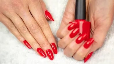 Roter Nagellack im Test - Foto: mikroman6/gettyimages