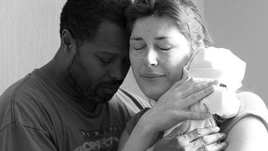 Kurz nach der stillen Geburt: Hier halten David und Siobhan Monteith ihre Tochter Grace Dinah in ihren Armen. - Foto: Christiane Edel