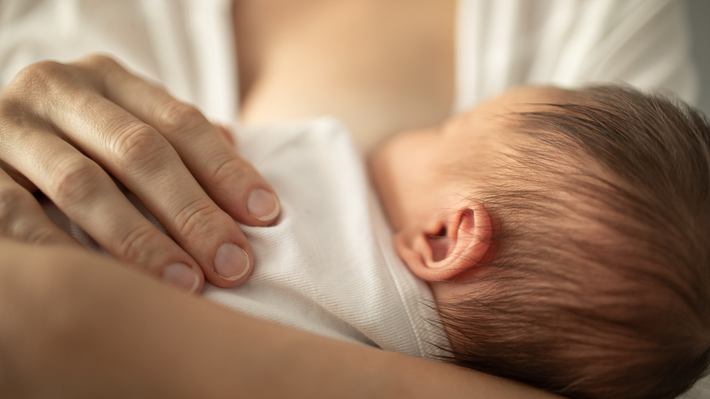 Wenn das Milch geben schmerzt – Phytolacca kann Beschwerden lindern - Foto: kieferpix/iStock