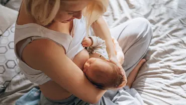 Eine blonde Frau still ein Baby - Foto: iStock/miniseries Eine blonde Frau still ein Baby - Foto: iStock/miniseries