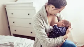 Mutter stillt Baby mithilfe Stilltop  - Foto: iStock / Likoper