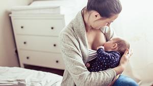 Mutter stillt Baby mithilfe Stilltop  - Foto: iStock / Likoper