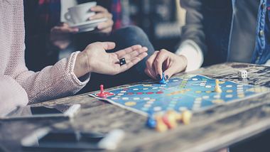 Strategiespiel Brettspiel Erwachsene - Foto: iStock/Mladen Zivkovic