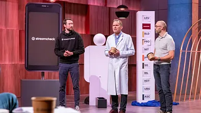 Sebastian Janus, Stefan Siemer und Sebastian Heidrich beim Pitch. - Foto: RTL / Bernd-Michael Maurer