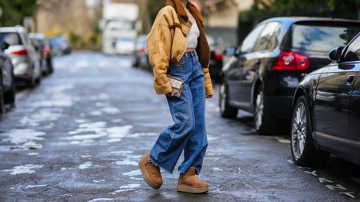 Streetstyle mit UGG-Boots  - Foto: Getty Images / Edward Berthelot