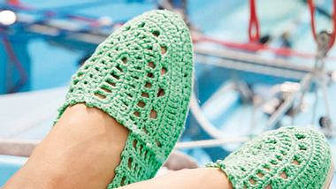 strickanleitung gehaekelte espadrilles - Foto: 2015 Coats PLC - www.schachenmayr.com