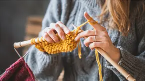 Frauenhände beim Stricken - Nahaufnahme - Foto: LukaTDB/iStock Frauenhände beim Stricken - Nahaufnahme - Foto: LukaTDB/iStock