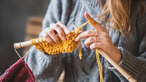 Frauenhände beim Stricken - Nahaufnahme - Foto: LukaTDB/iStock