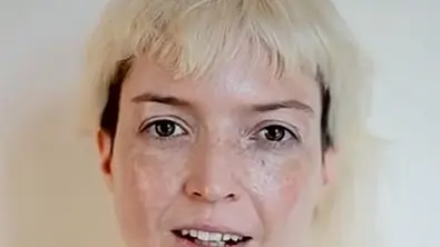 stricken wolle aus der vagina casey jenkins - Foto: YouTube/ SBS2Australia