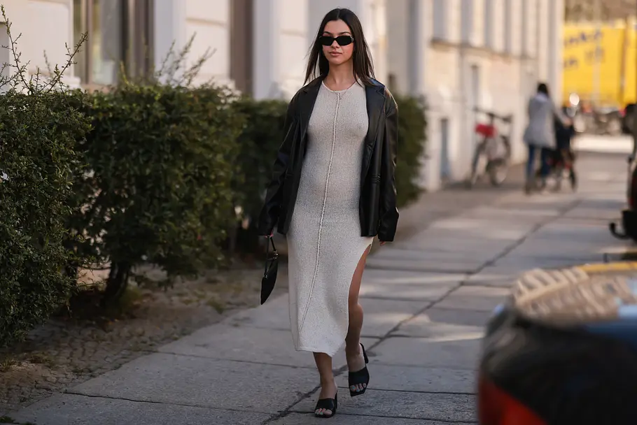 Strickkleid mit Lederjacke kombinieren: Dieser Look funktioniert auch im Frühling und Sommer!