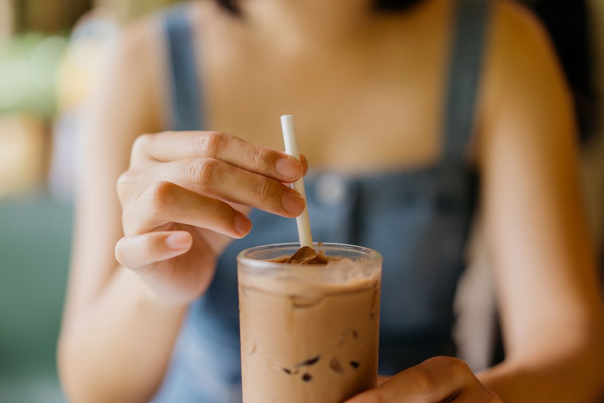 Eiskaffee mit Papierstrohhalm