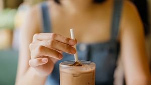 Eiskaffee mit Papierstrohhalm - Foto: hxyume/iStock