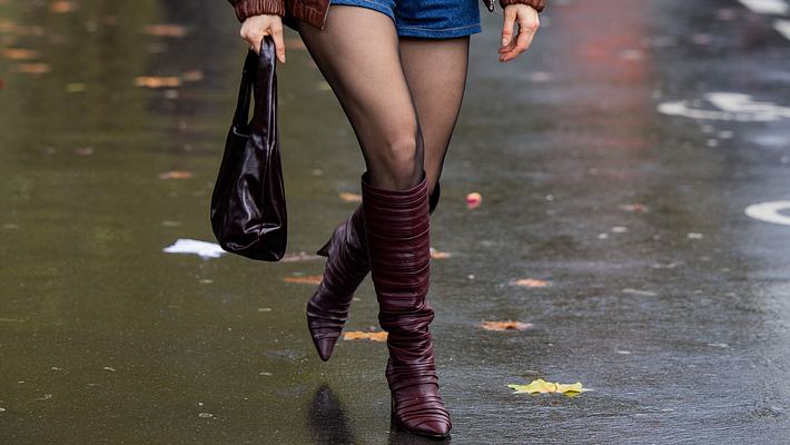 Strumpfhose, die nicht rutscht an einer Frau - Foto: gettyimages / Christian Vierig / Kontributor